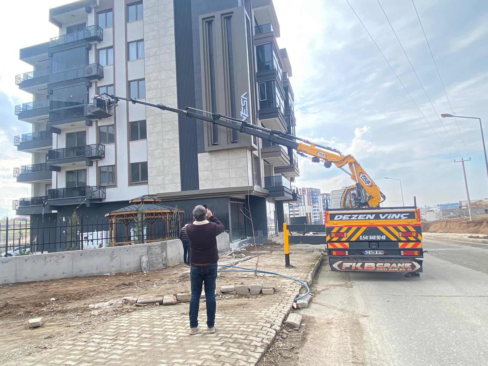 Batman'da bina cephesine vinç ile malzeme kaldırma çalışması