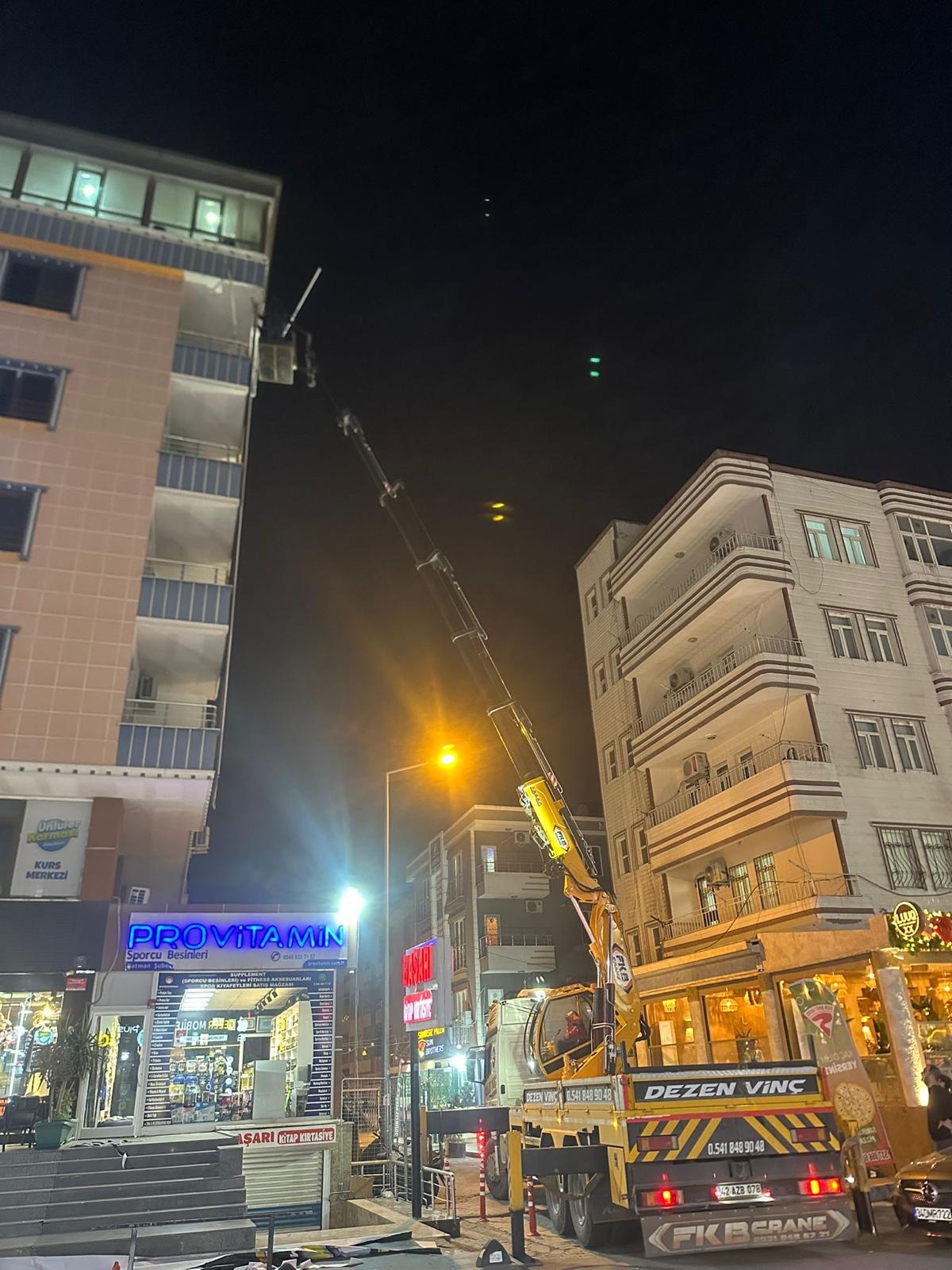 Gece vinç ile bina çalışması — 7/24 hizmet