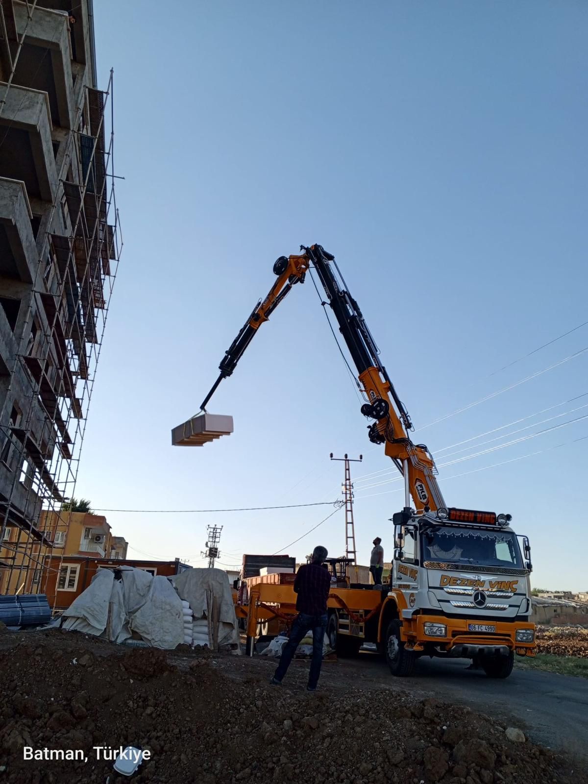 İki vinç ile ağır beton eleman kaldırma operasyonu