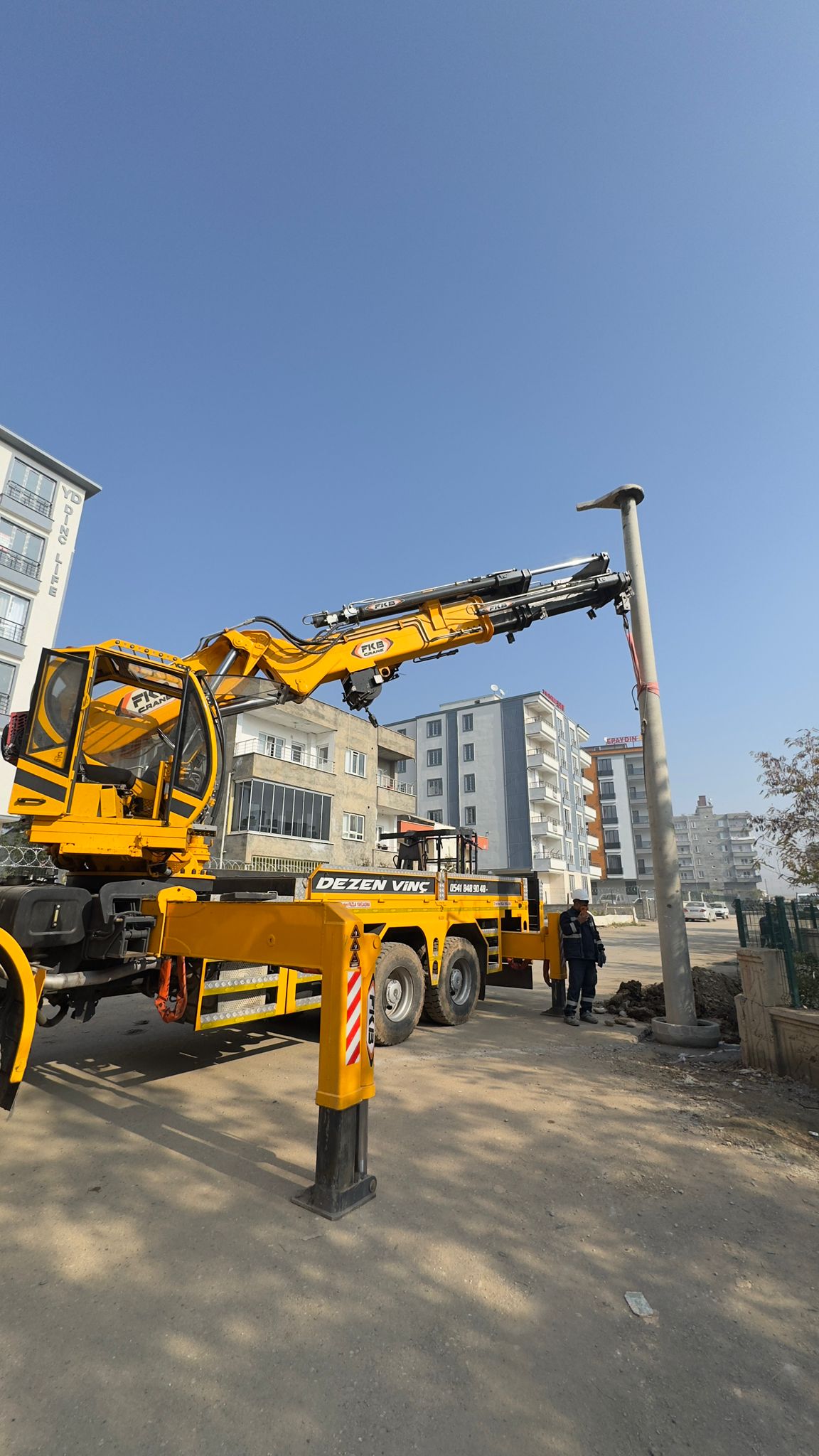 Beton aydınlatma direği montajı — Batman Dezen Vinç